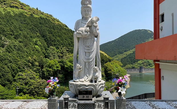 緑に囲まれた静粛な霊園